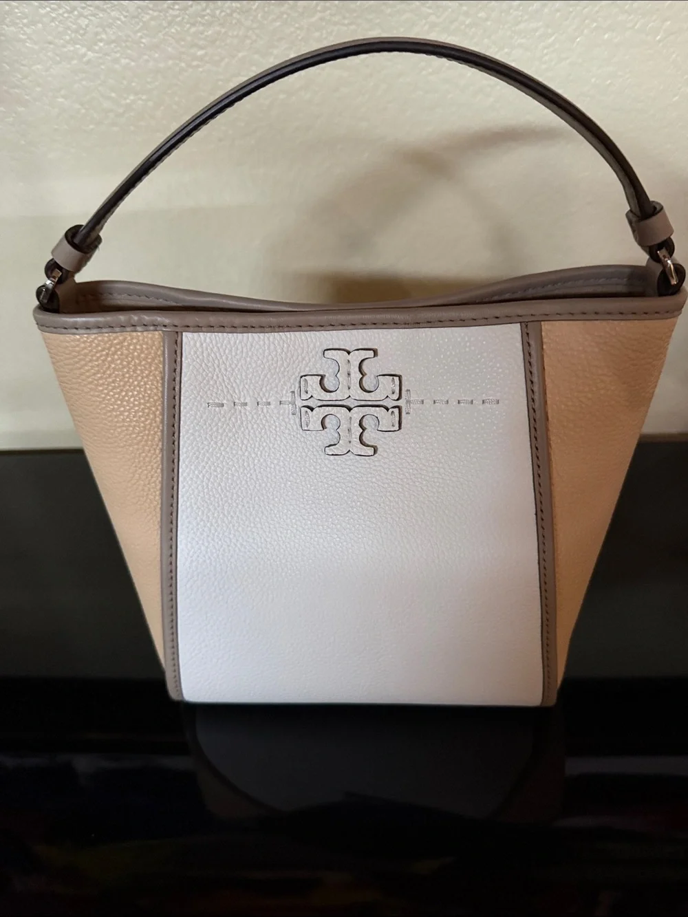 NWOT Tory Burch Small McGraw Top Handel Tan and White Pebbled Leather Crossbody